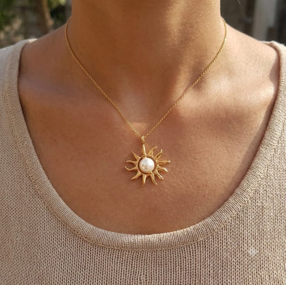 Nucleo (ottone dorato e perla sintetica)